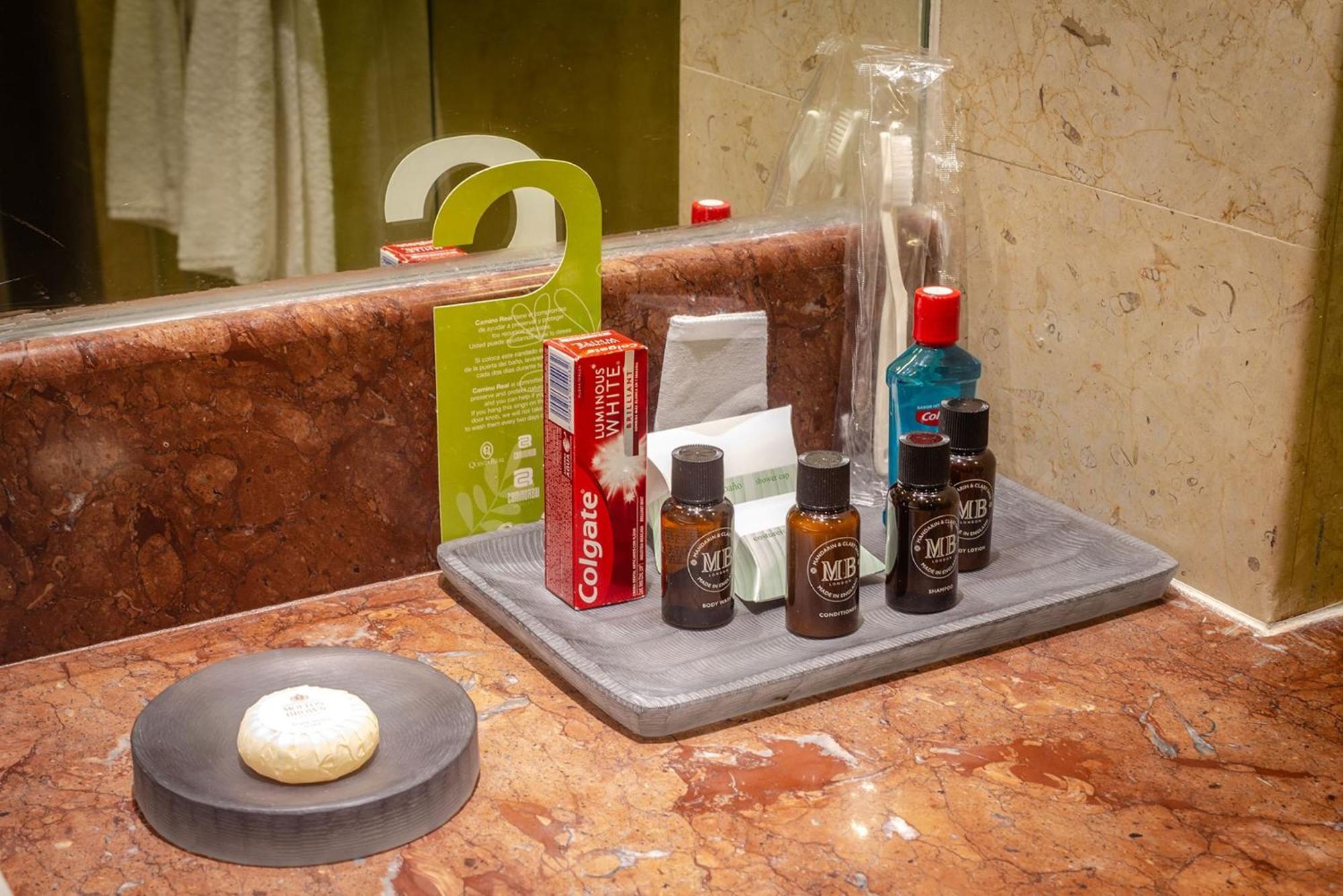 Camino Real Pedregal Mexico Hotel ภายนอก รูปภาพ A bathroom tray with amenities